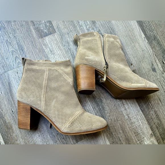 New TOMS Lunata Bootie Women's Zip Boots, Suede Perforated - Picture 3 of 6